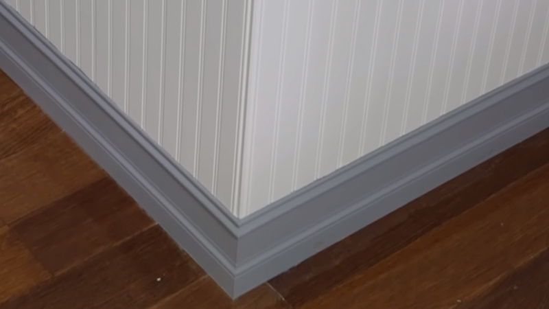 Белые плинтусы